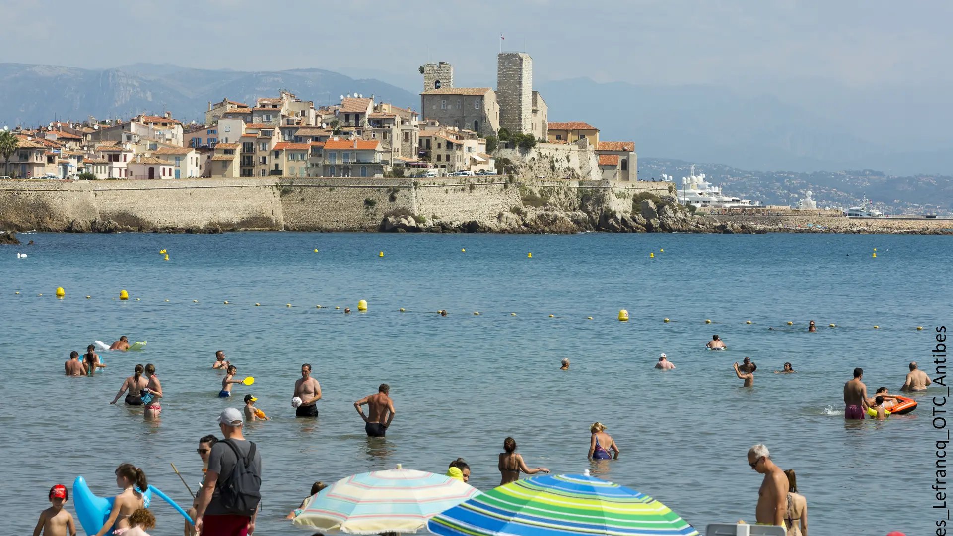 Vue d'Antibes depuis la plage du Ponteil©Gilles_Lefrancq_OTC_Antibes