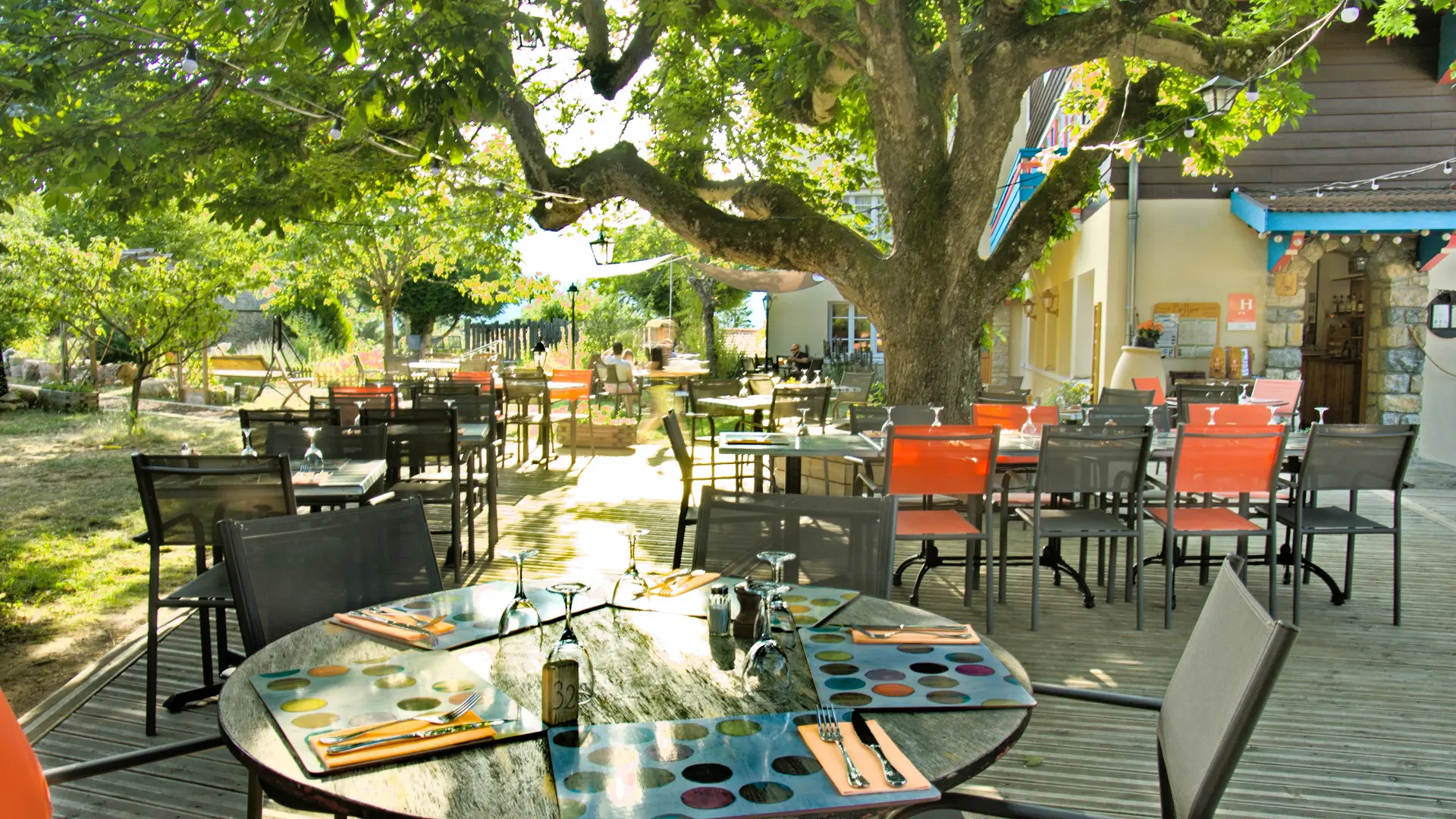 Grande terrasse arborée propice à un moment de détente