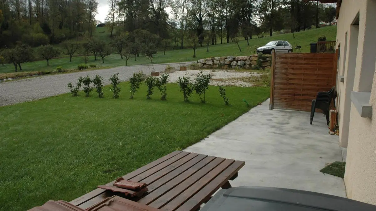 Une belle terrasse donnant sur un jardin privatif qui permet d'agréables repas en famille.