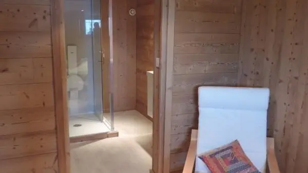 Chambre 4 au rez-de-chaussée avec salle d'eau privative
