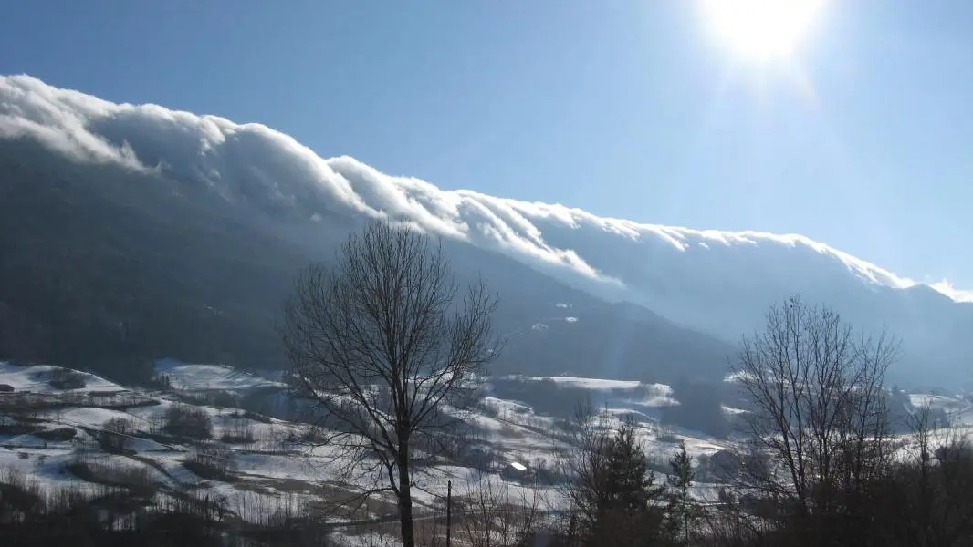 Cascade de nuage sur les Crêtes fin d'hiver