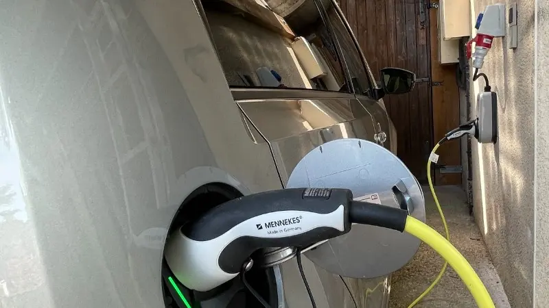 La borne de recharge pour véhicule électrique.