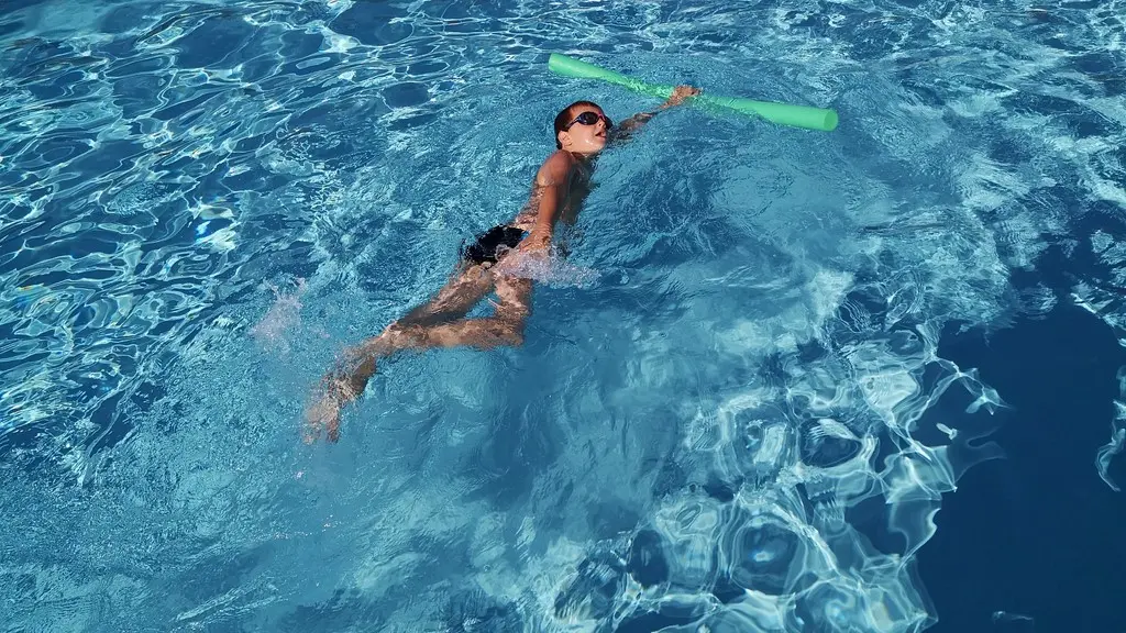 Enfant qui nage en piscine
