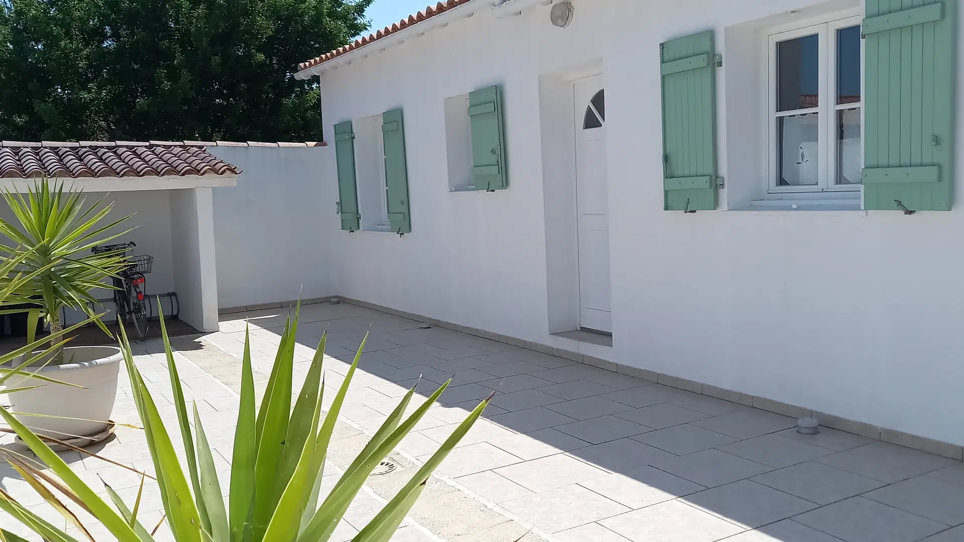 Clos Lavaud - terrasse à l'avant de la maison