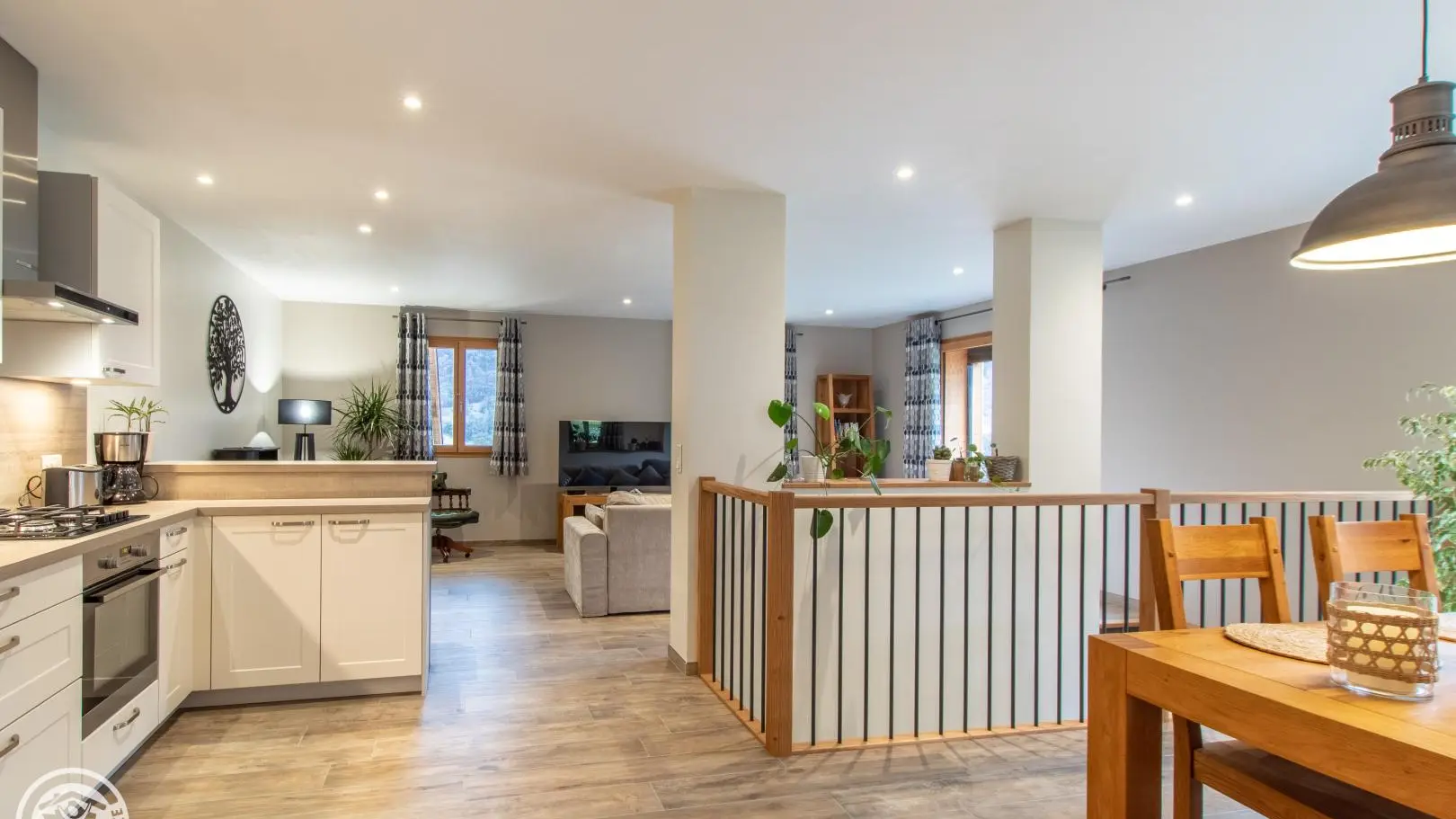 Salon/salle à manger/cuisine au deuxième étage
