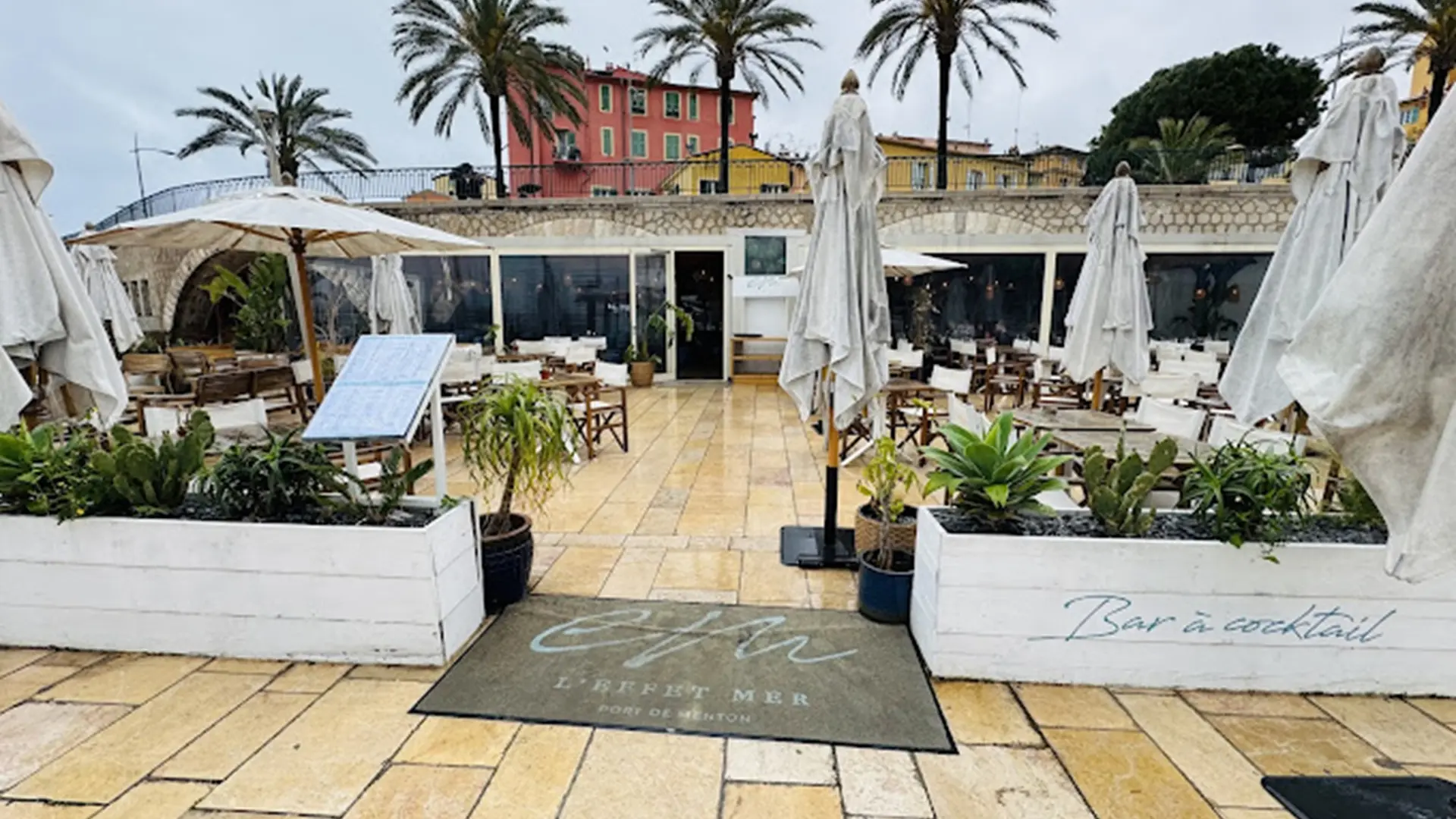 Terrasse et entrée du restaurant