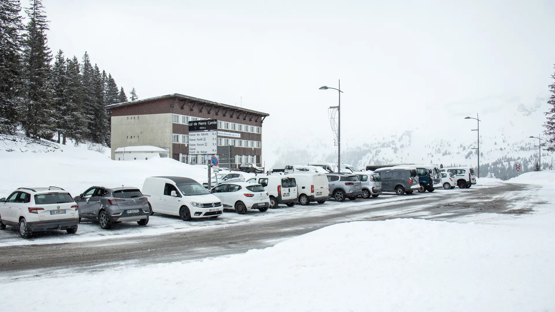 Vue du parking en hiver en direction de Flaine et du Bataillon des Chasseurs Alpins