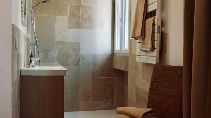 Gîte l'EnVie de Bonheur -salle d'eau attenante à la chambre -Gîtes de France Alpes-Maritimes