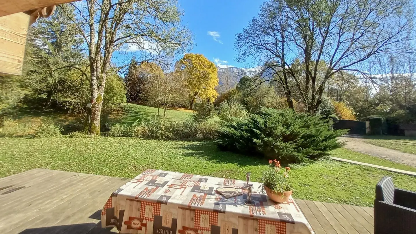 Terrasse bien exposée accessible depuis la cuisine ouverte sur le séjour