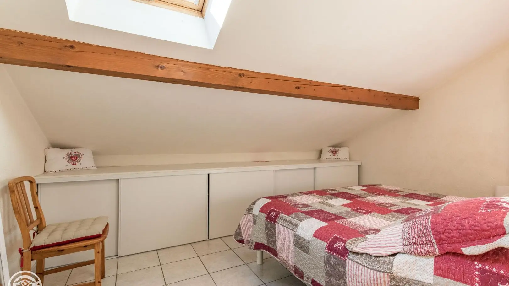 Chambre 1 avec rangements : 2 lits de 90x190cm (pouvant être jumelés)