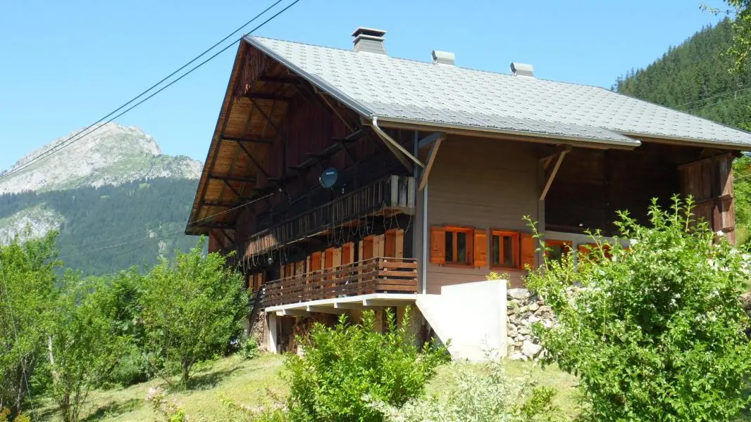 le chalet situé sur versant sud
avec vue dégagée sur tout la vallée