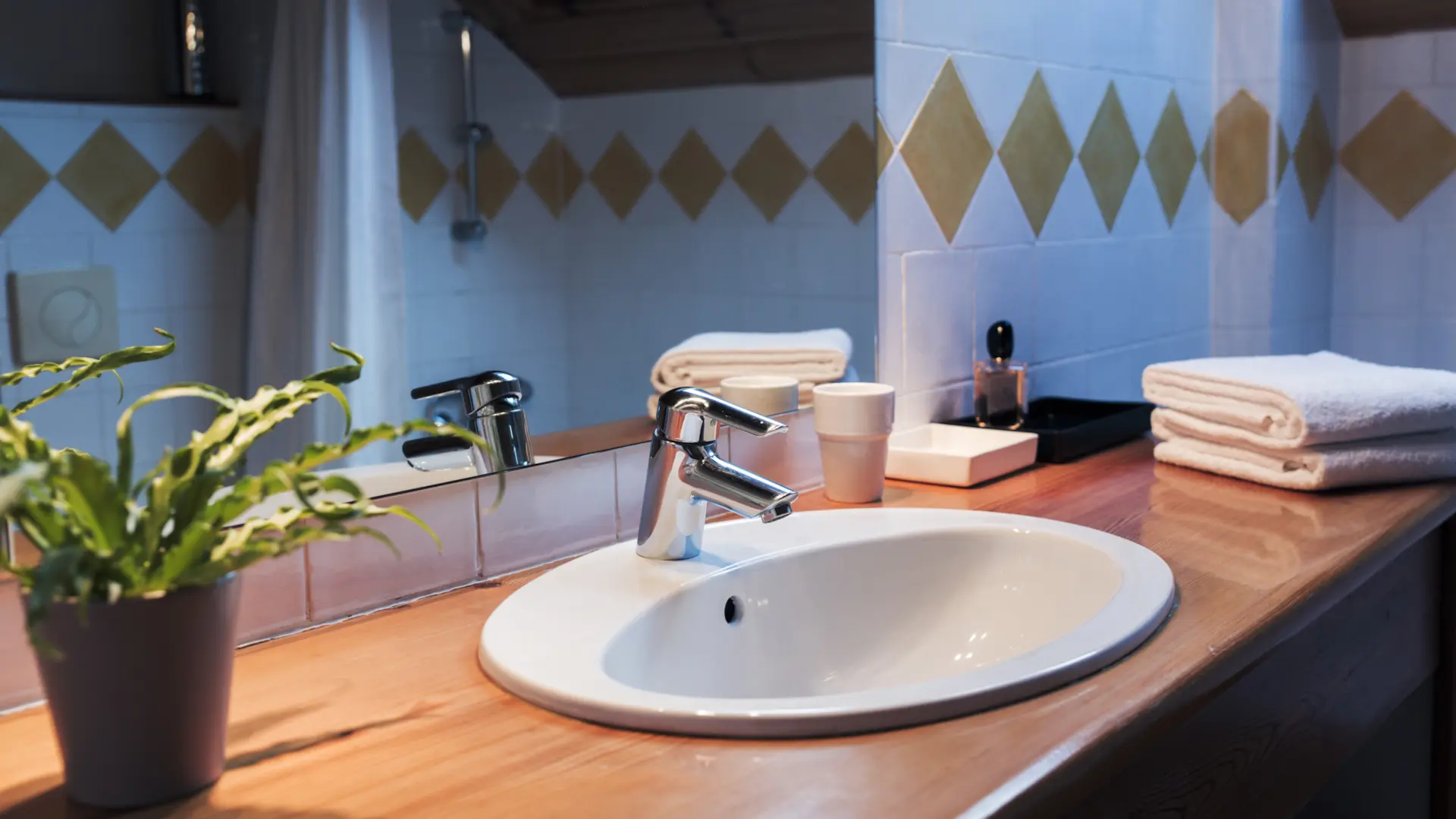 chalet-le-serre-des-oiseaux-mougd-salle-eau3-serre-chevalier-chantemerle