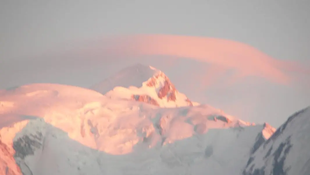 Des fenêtres du chalet contemplez au fil du jour  les transformations de sa majesté le Mt Blanc