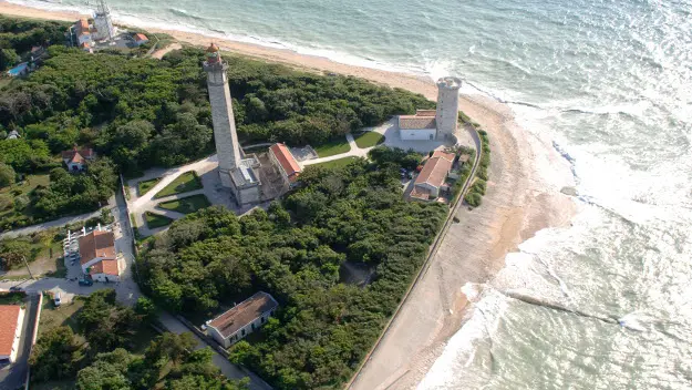 Phare et vieille tour vus du ciel