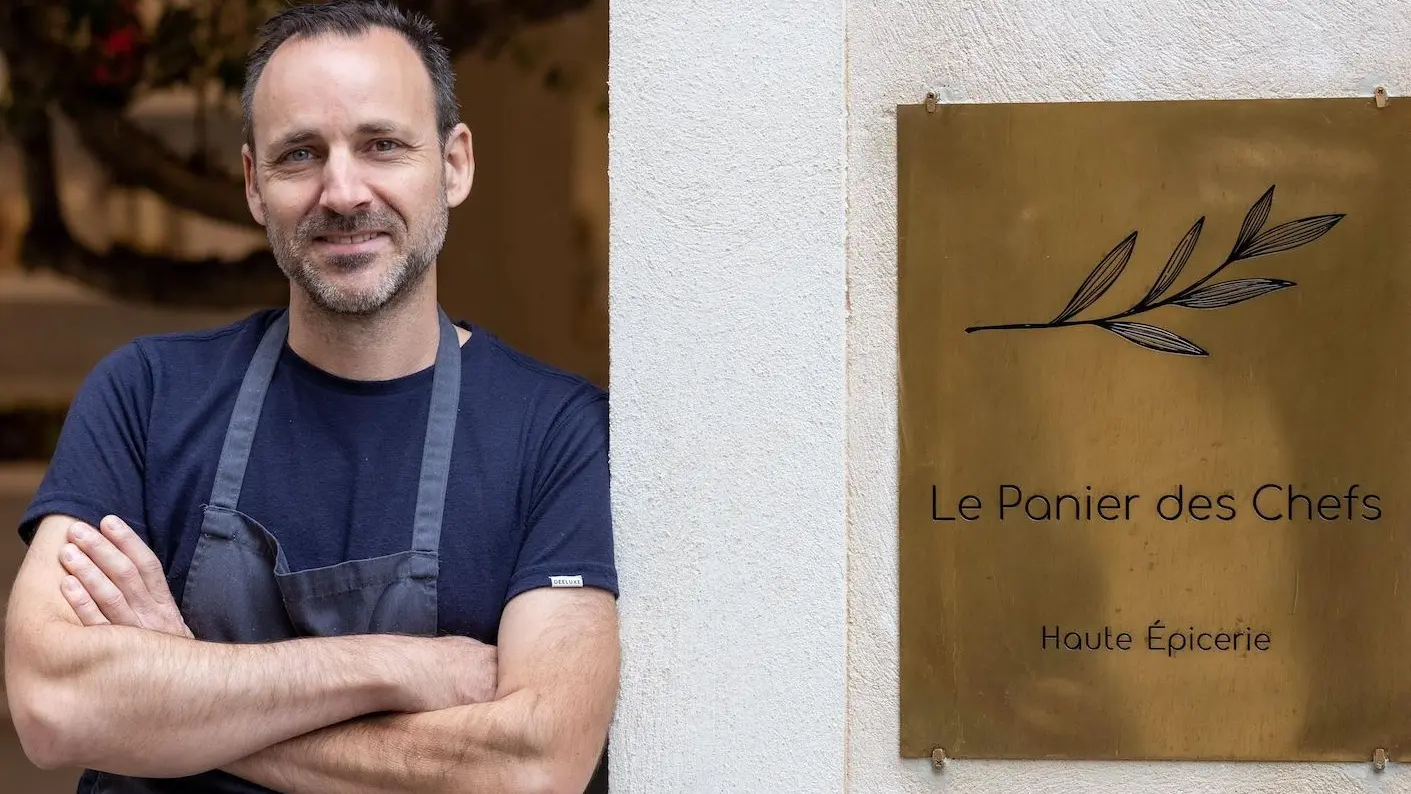 Le Panier des Chefs_L'Isle-sur-la-Sorgue chef devant son enseigne
