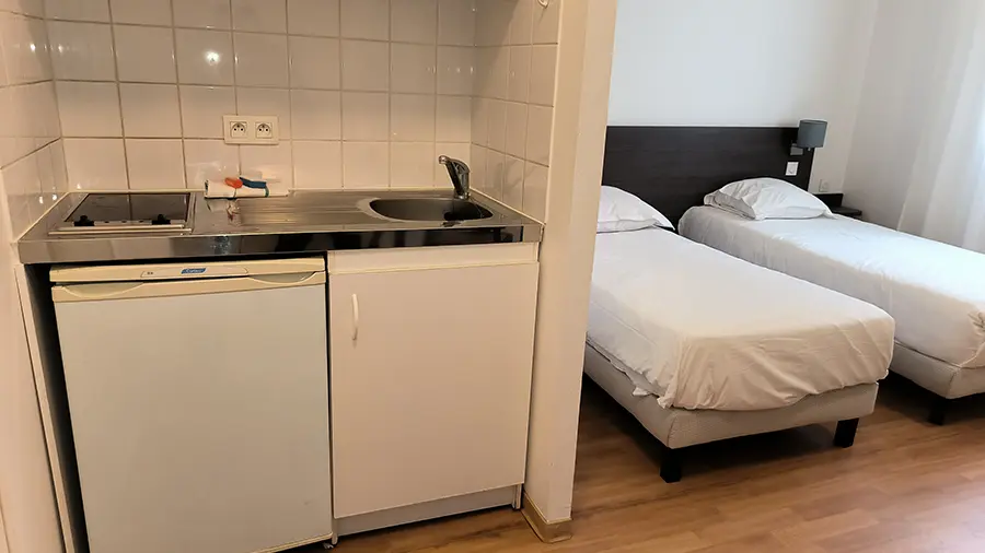 Lits et coin cuisine