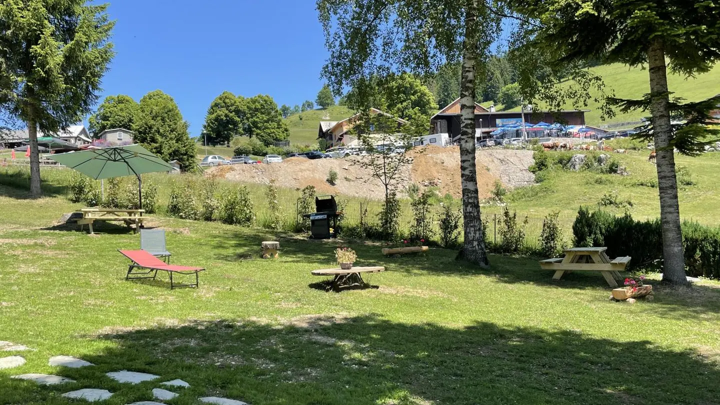 Le jardin et les parapentes au-dessus