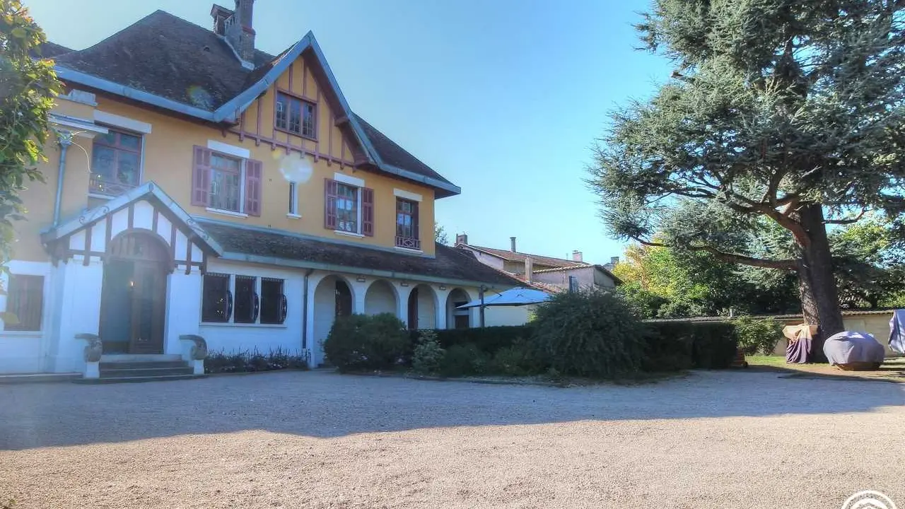 Cour privative devant le gîte servant de stationnement pour les véhicules