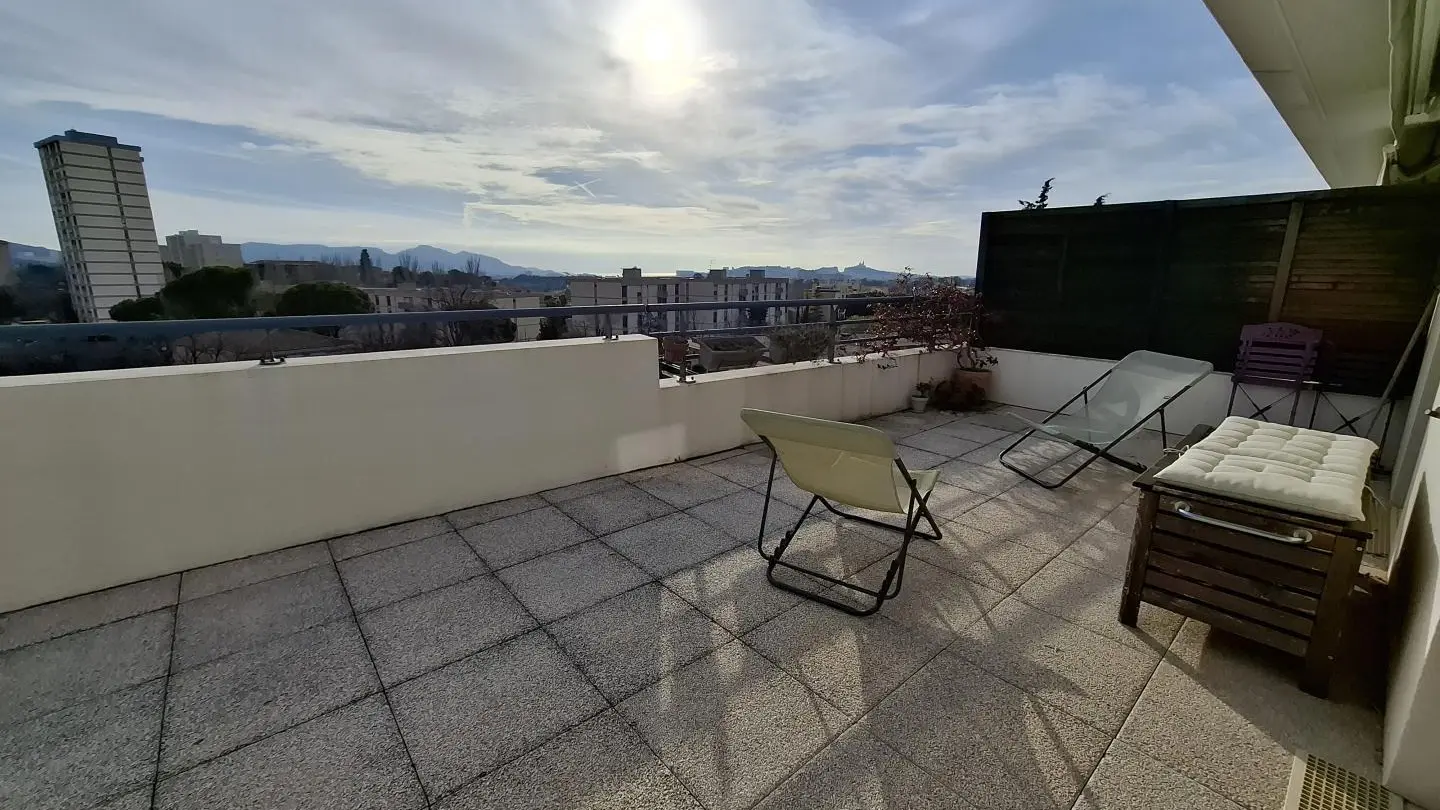 Terrasse avec vue sur la mer et la Bonne Mère