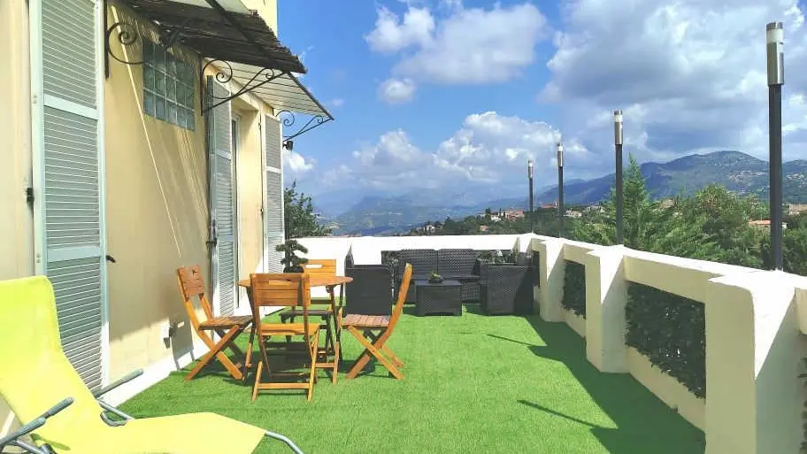 Terrasse coin repas vue sur les montagnes du Mercantour- Villa Madeleine - Gîtes de France Colomars