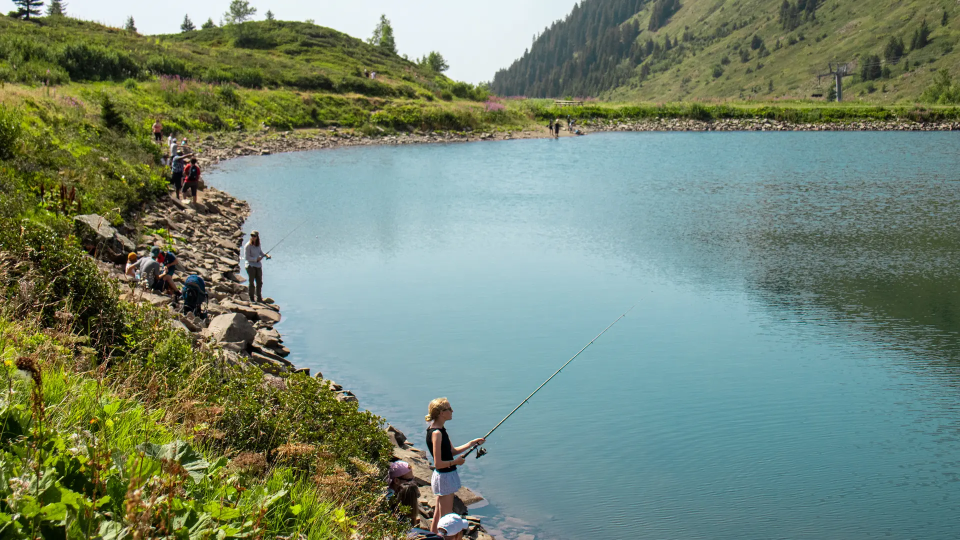 Plusieurs groupe de famille en train de pêcher