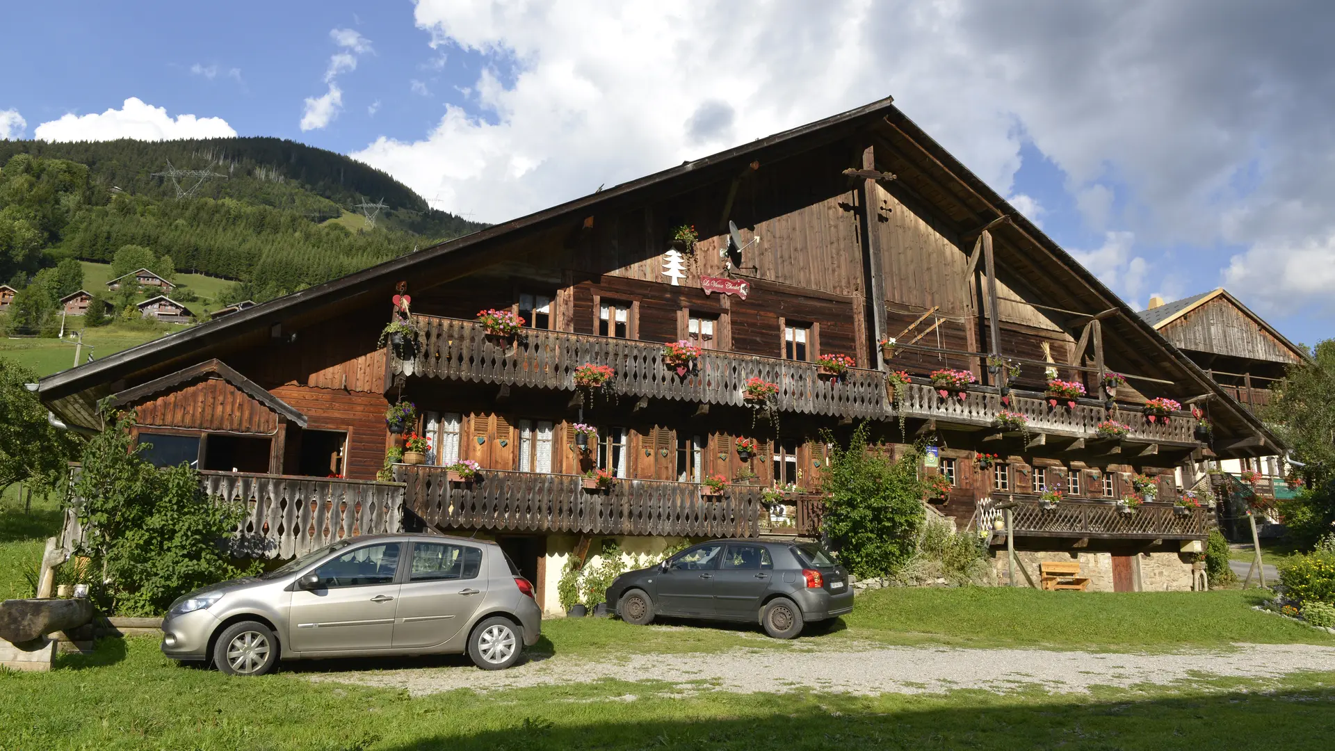 Chalet en été avec parking