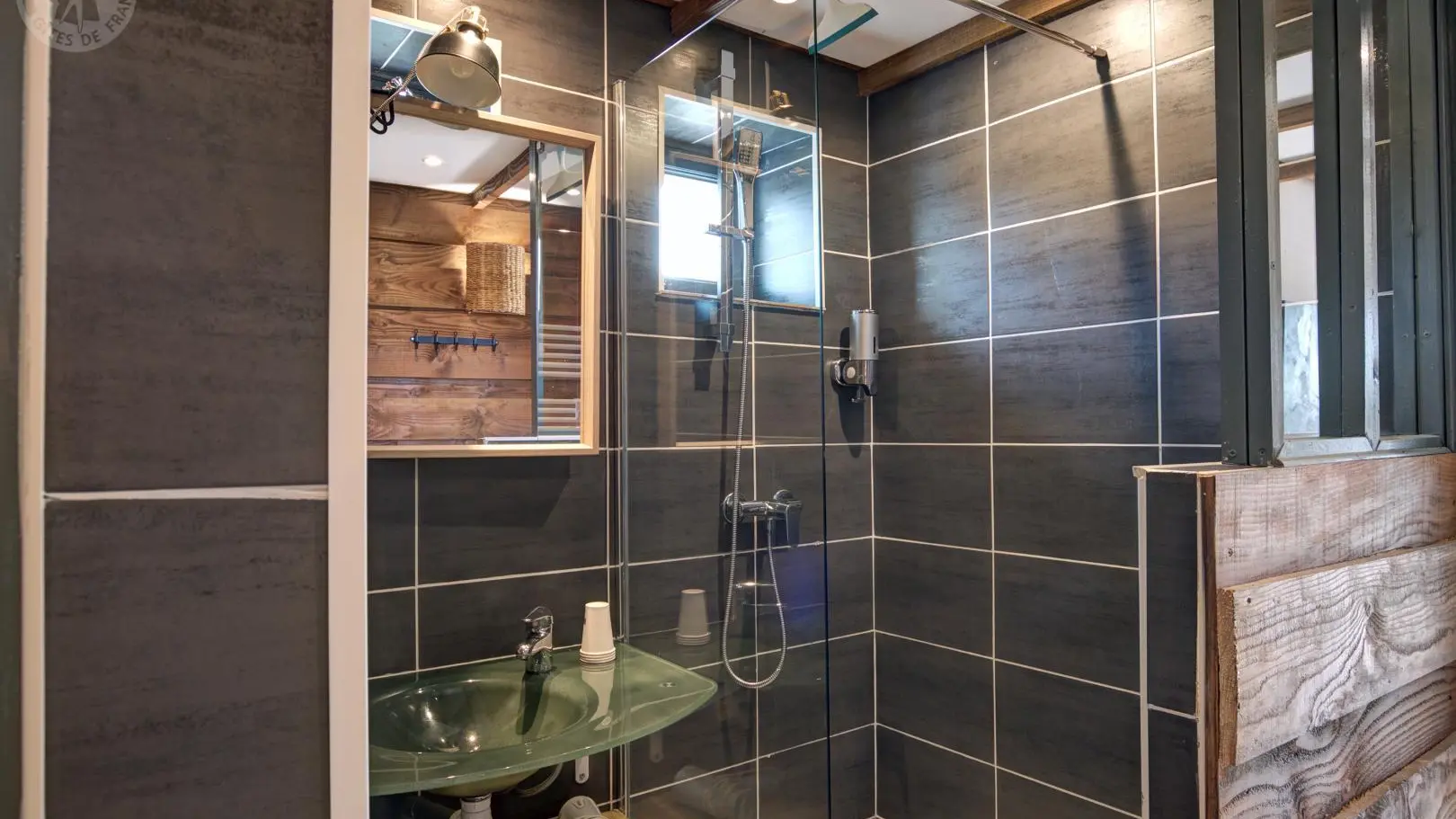 AGUILI & LIORA chambres communicantes : 2 lits 160x200 - sanitaires complets et privatifs sur le pallier au même niveau : douche, vasque et WC.