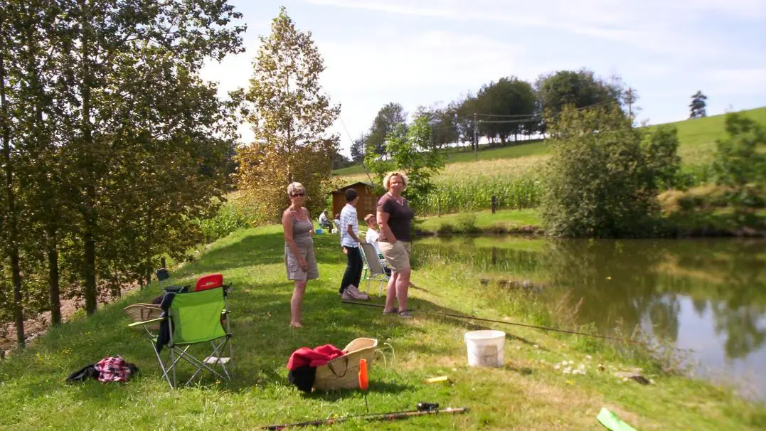 Digue de l'étang privé pour la pêche, devant le chalet. Situé à 1 km 200 du gîte.