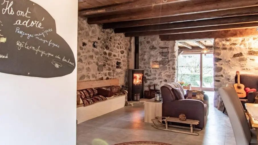 Hall d'entrée donnant sur espace séjour 1