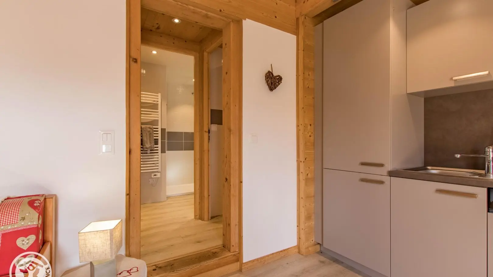 Coin cuisine avec vue sur le coin douche et toilette sur la droite
