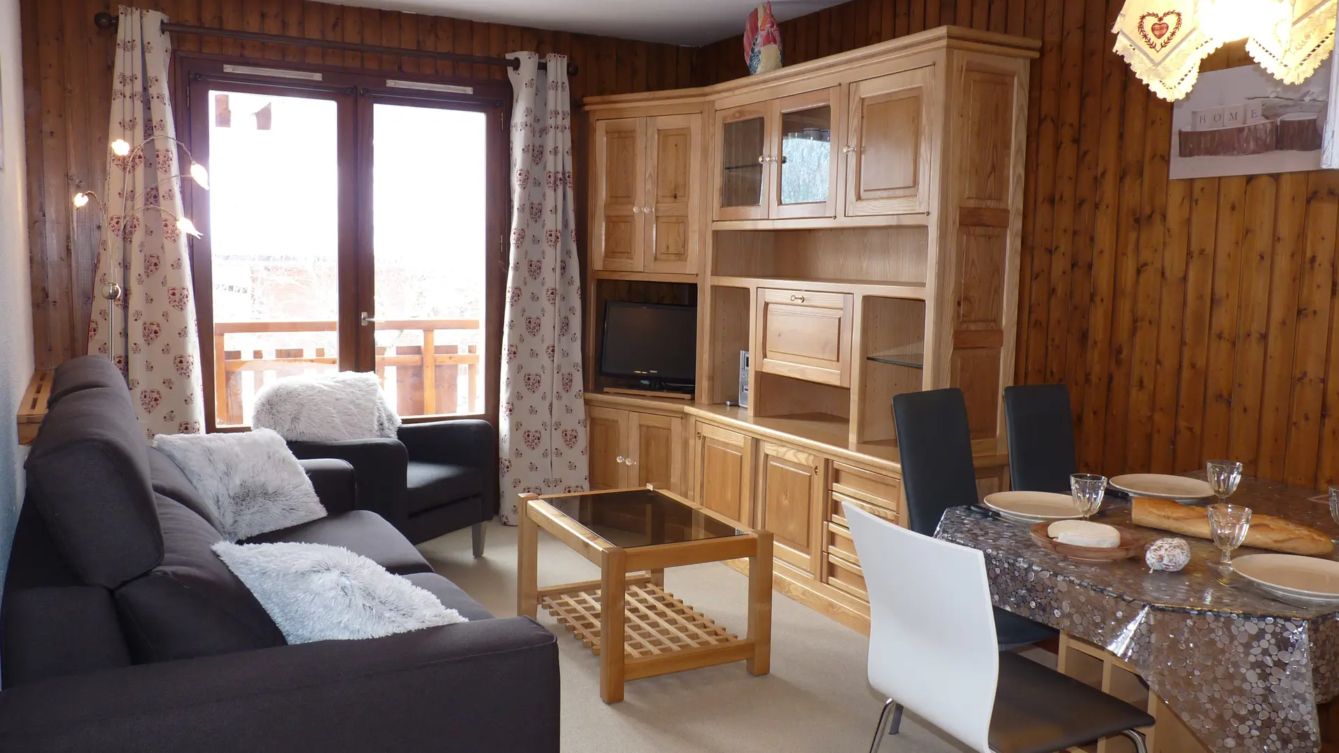Séjour avec canapé et télévision/Living room with a sofa and a television-Charvet-Le Grand-Bornand