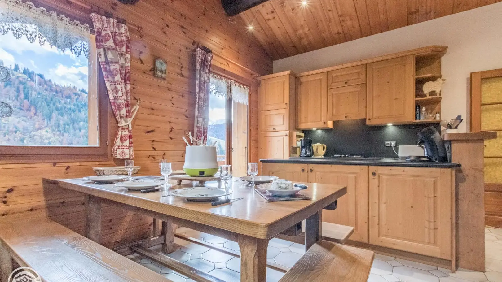 cuisine ouverte sur séjour, accès balcon