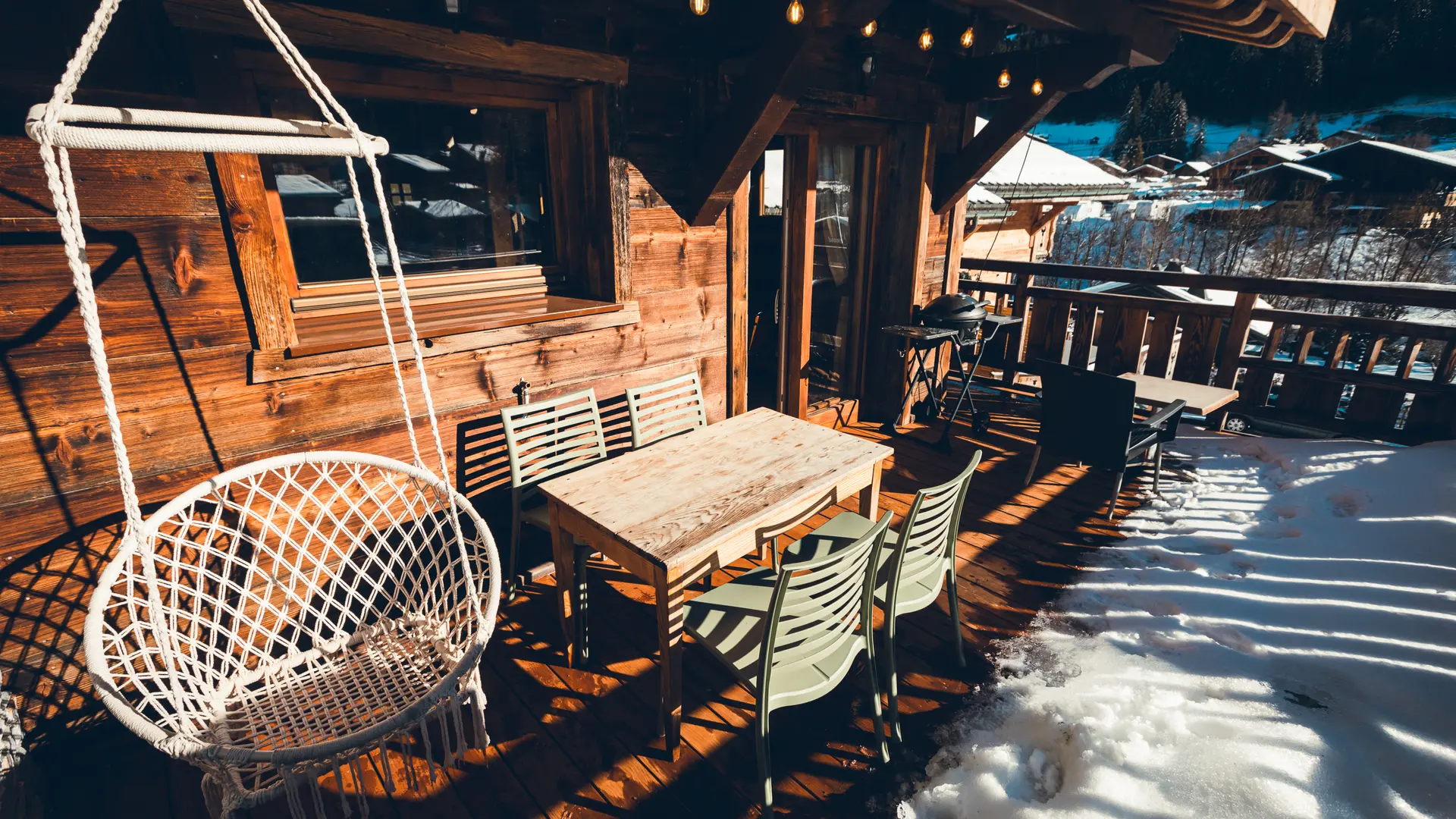 Balcon avec mobilier de jardin et barbecure