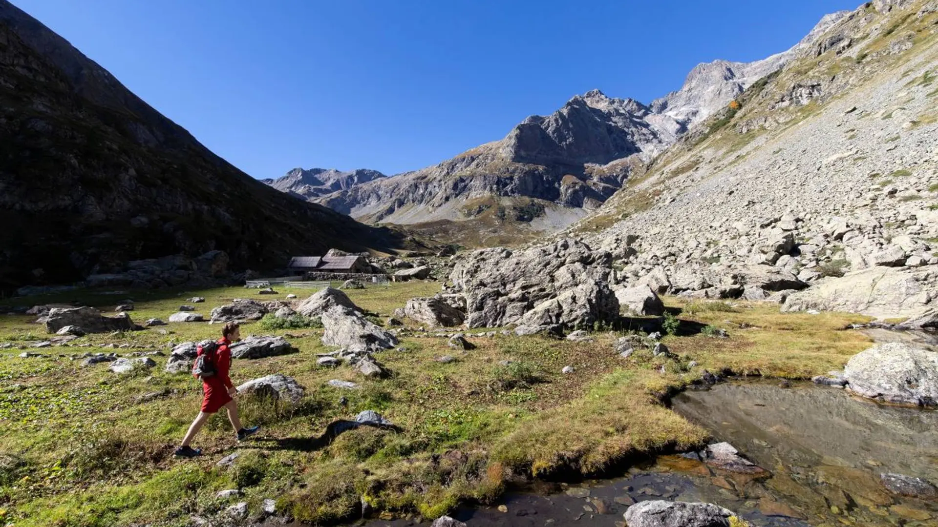 Randonneur dans le vallon de la Selle