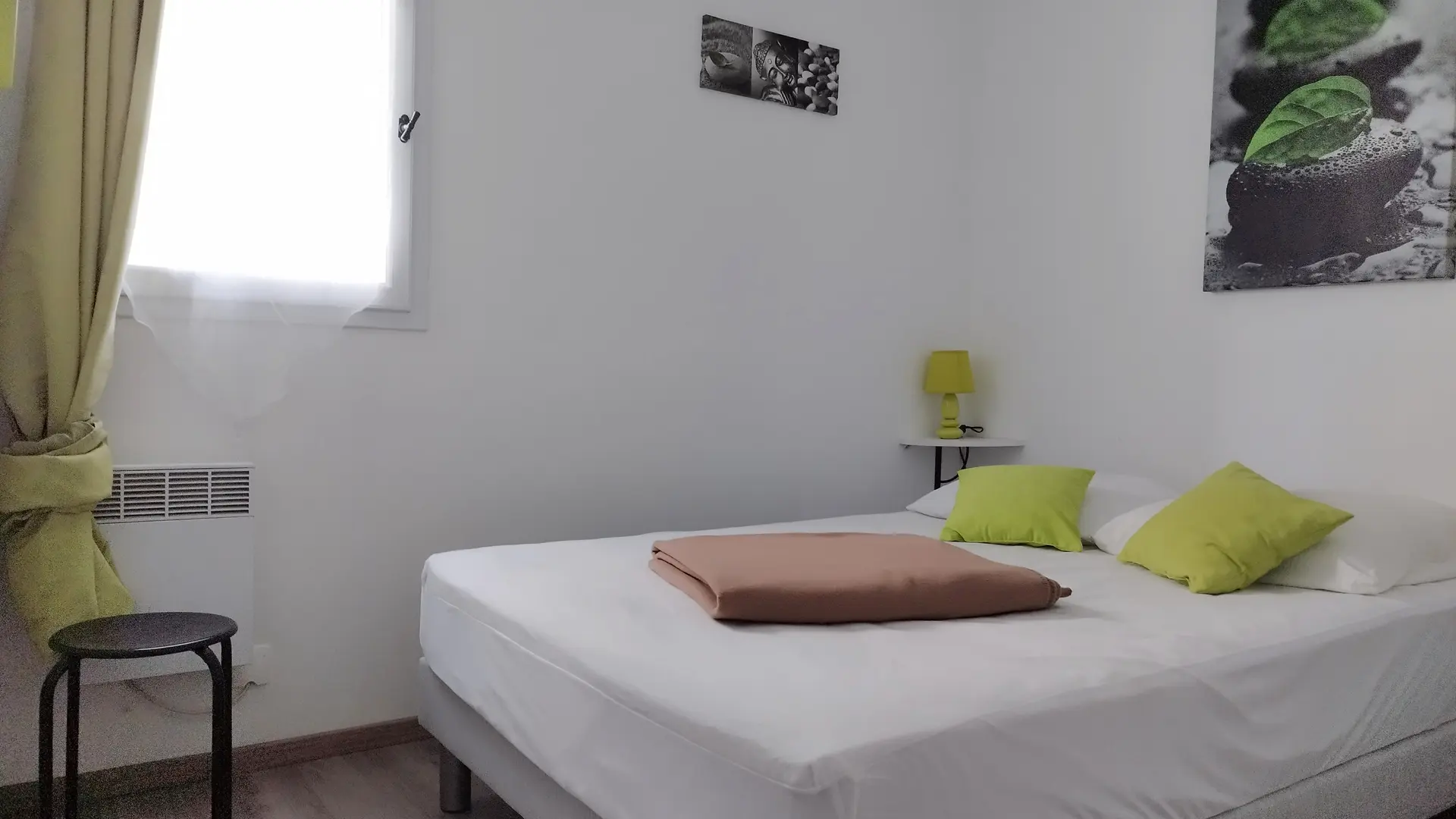 Chambre avec lit double.
