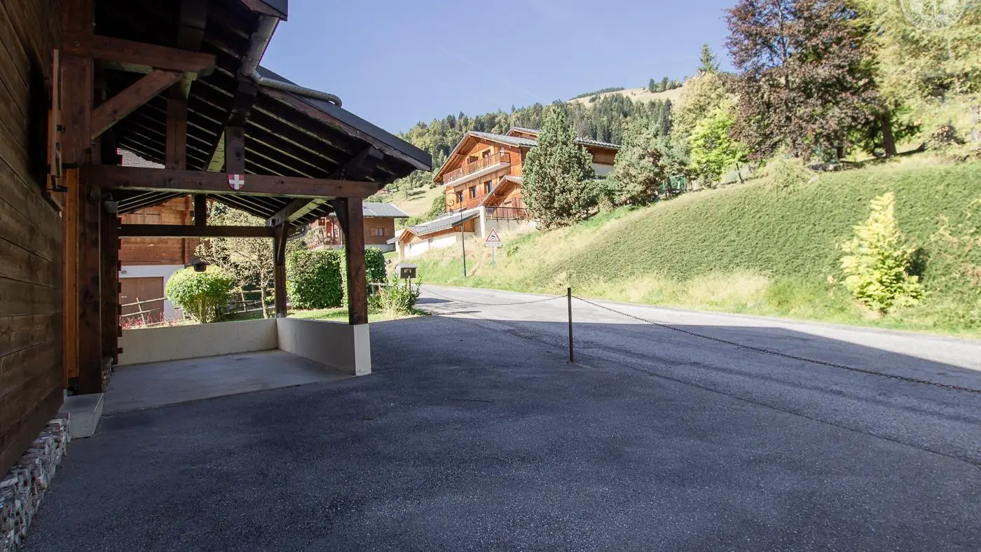 Entrée du chalet avec parking privatif et abri pour 1 voiture