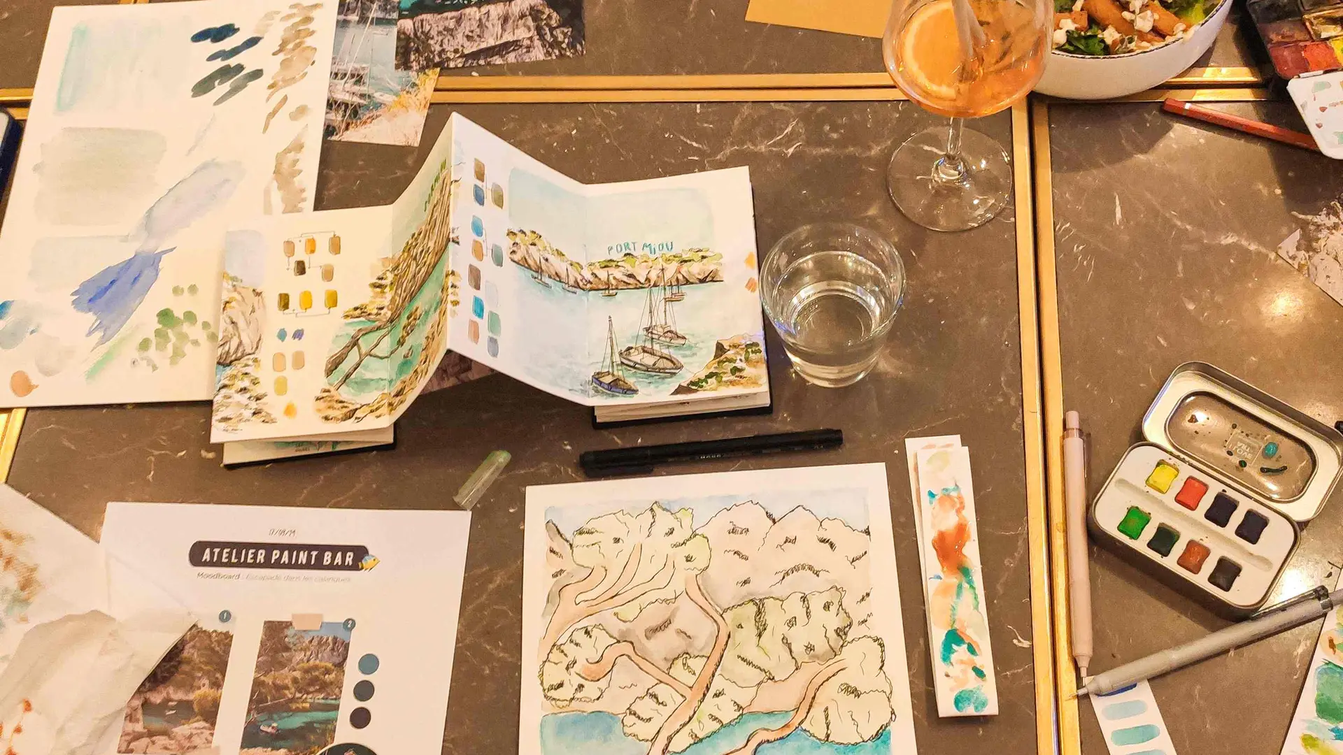 Soirée paint bar à Marseille : atelier aquarelle convivial autour d'un verre et d'un moment de partage. Une expérience créative et détendue pour se faire plaisir, rencontrer du monde et repartir avec sa création. Places limitées, ambiance intimiste garantie. Tous niveaux bienvenus. Réservez votre soirée créative sur ateliermanonaubin.fr