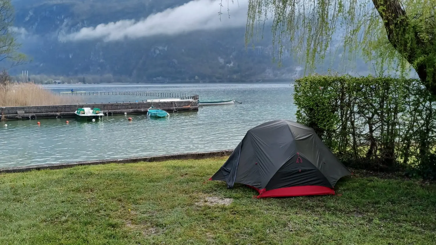 Camping de l'Arbaz au bord du lac