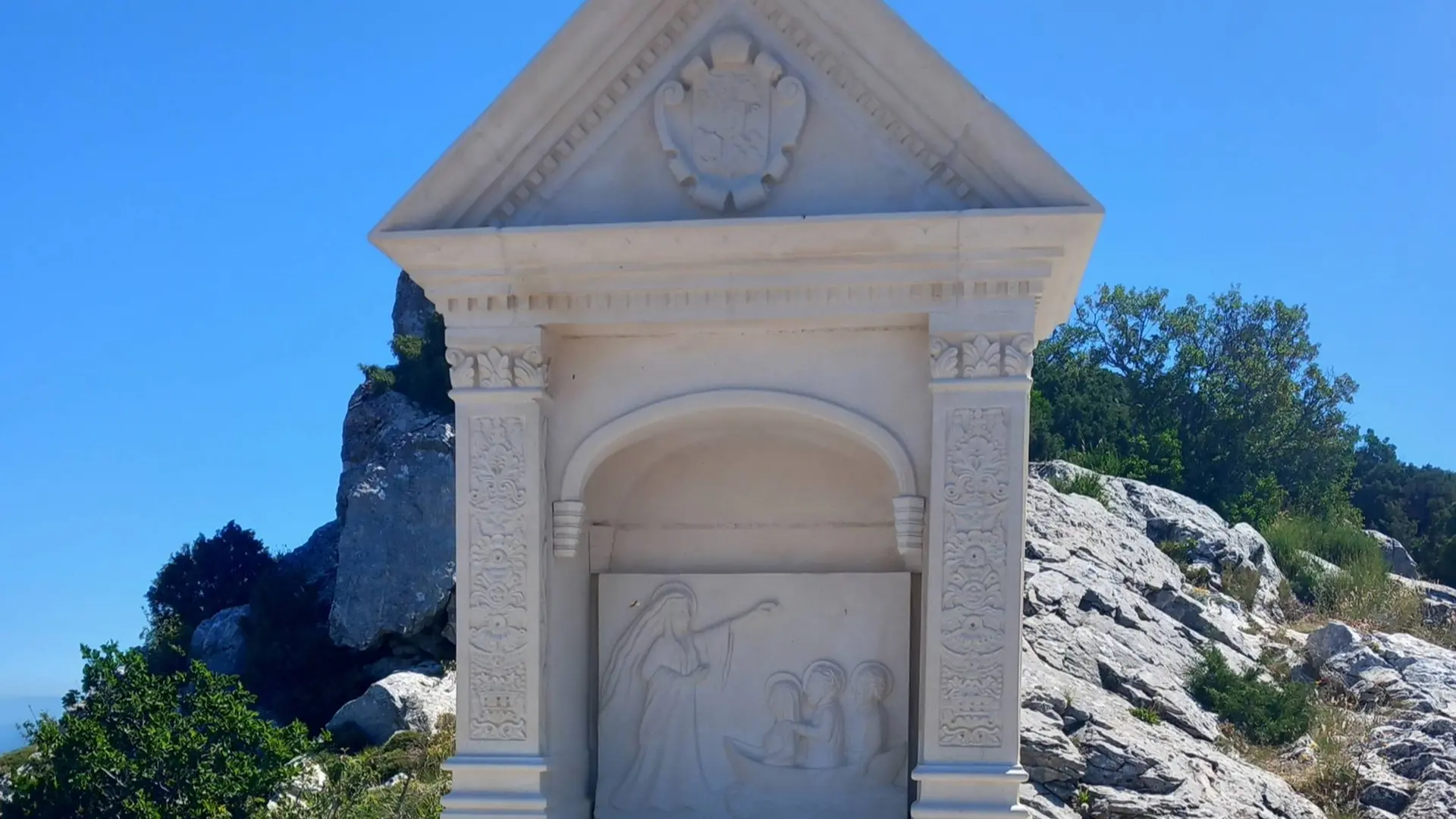 Oratoire en hauteur sur la partie rocheuse et quelques végétation aux alentours