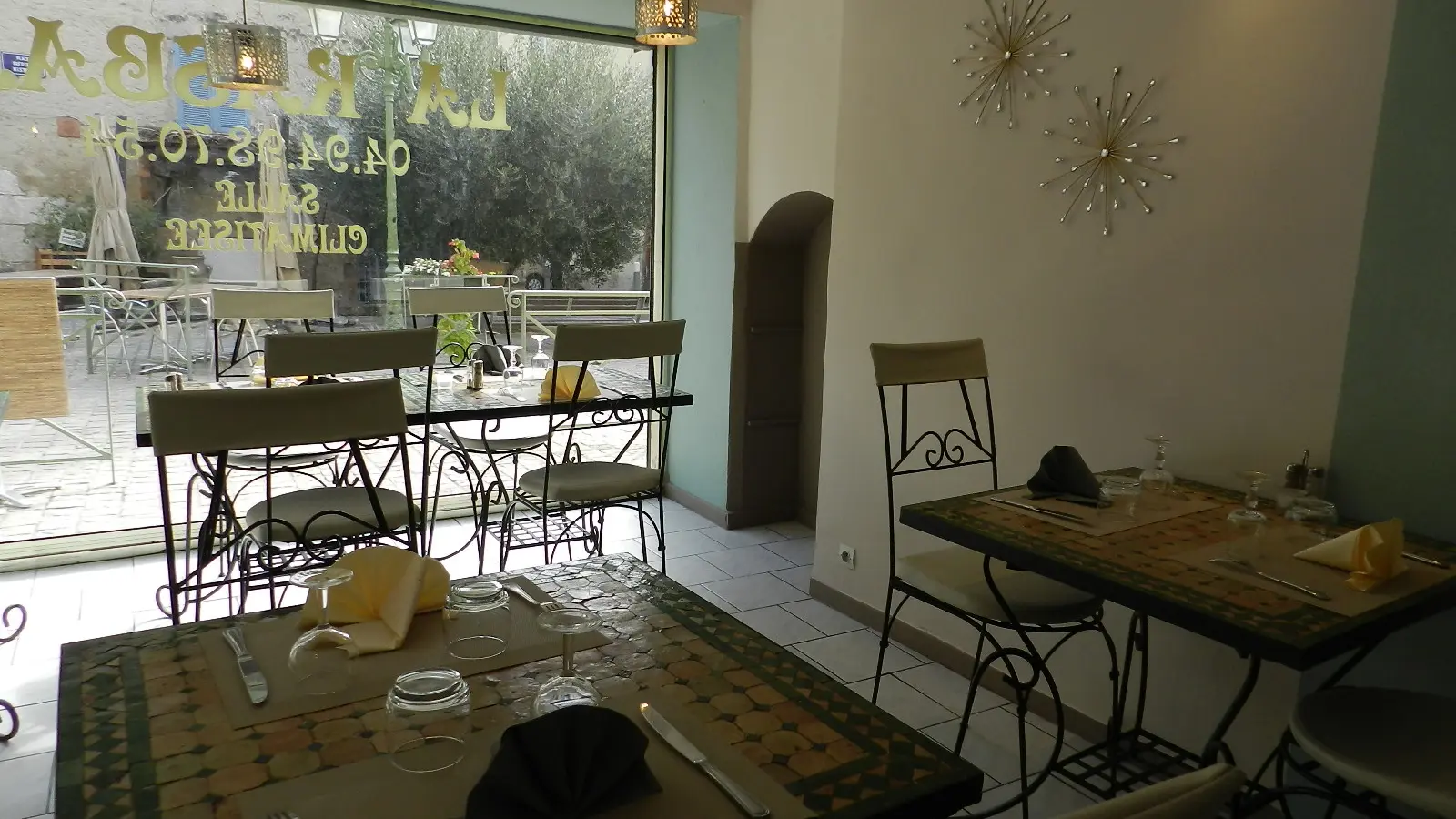 Salle de restaurant avec vue sur la place F. Mistral