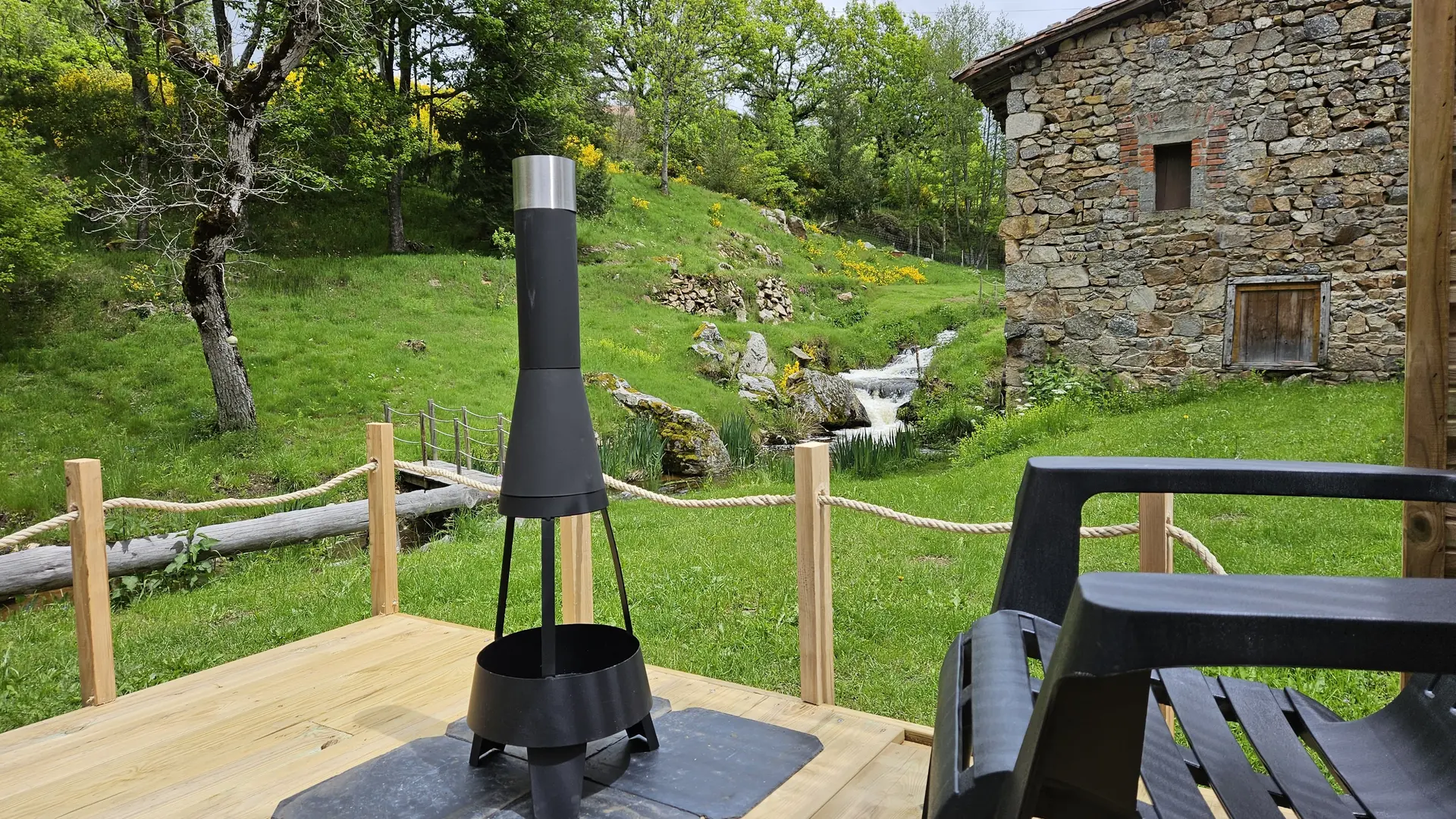 Brasero sur terrasse et vue sur la cascade