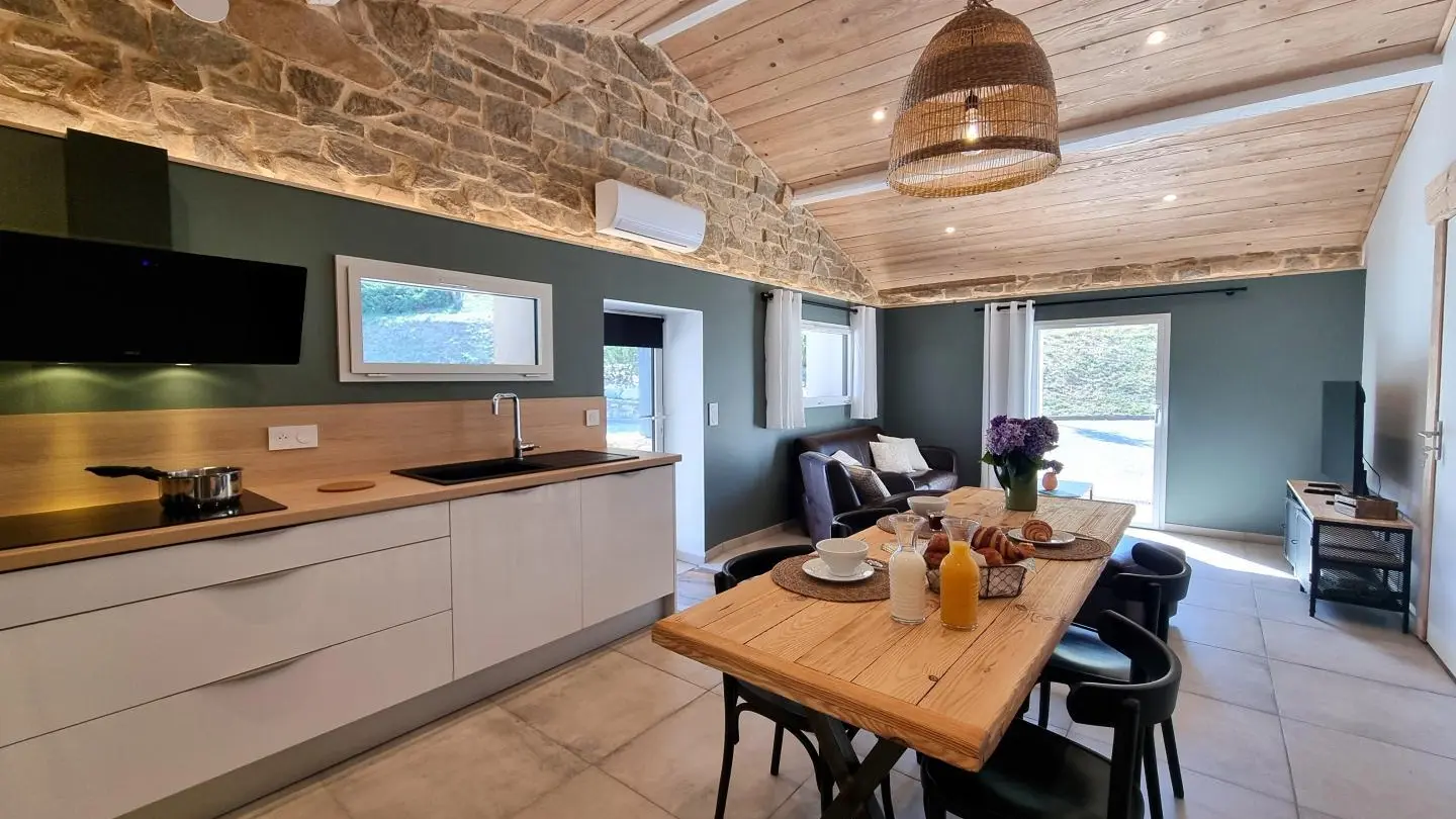 Séjour lumineux avec cuisine, salle à manger et salon détente.