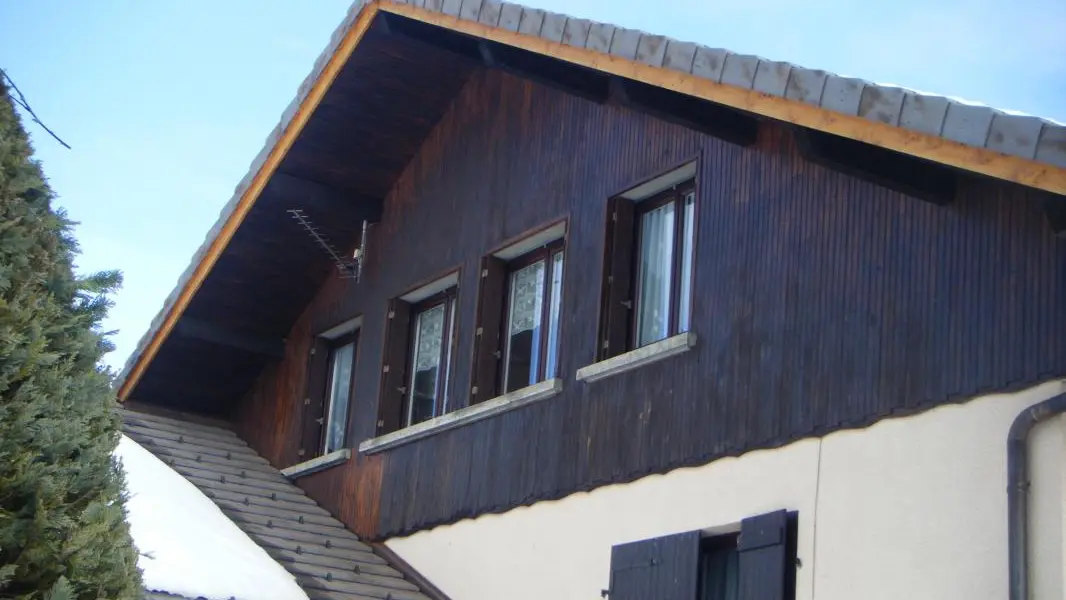 façade arrière de la maison où se trouve l'appartement (les  fenêtres)