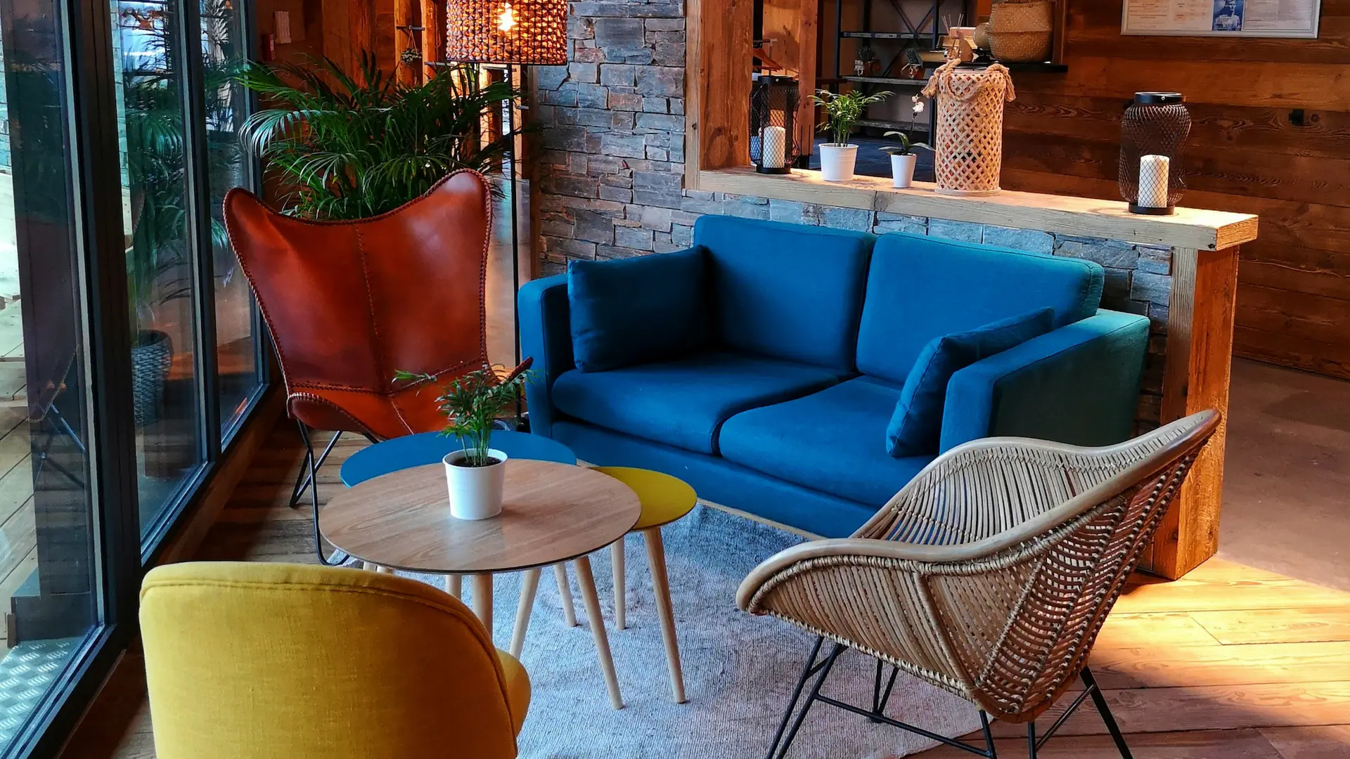fauteuils colorés salle