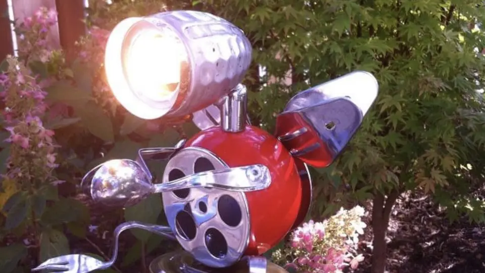 Le Zinglé_L'Isle-sur-la-Sorgue recyclage ersonnage avec phare à vélo et couverts