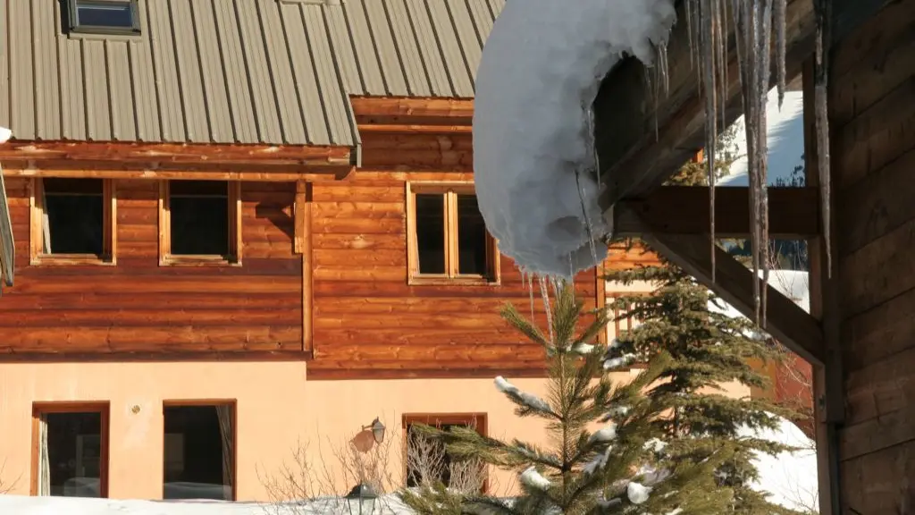 Ce chalet dispose d'une jolie terrasse ensoleillée