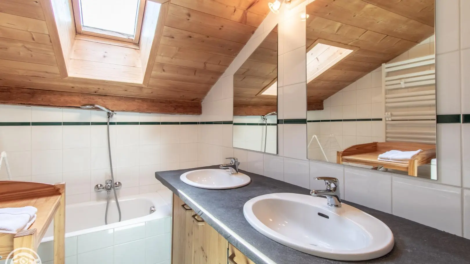 Salle de bains avec baignoire et douche