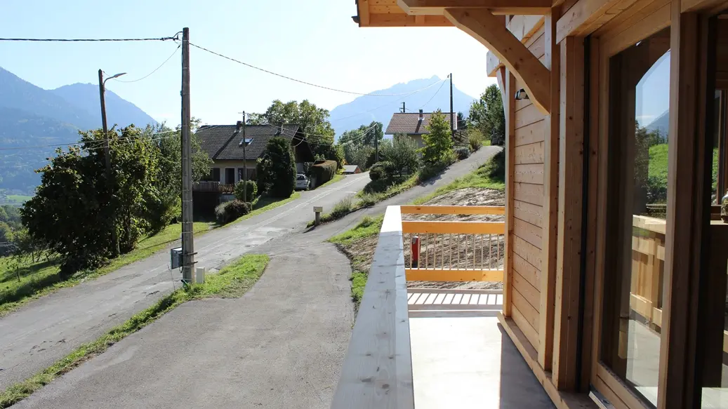 Accès et parking sous le gîte