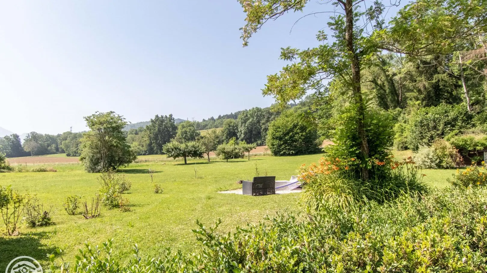 Autour du gîte (une roulotte est en cours d'installation)