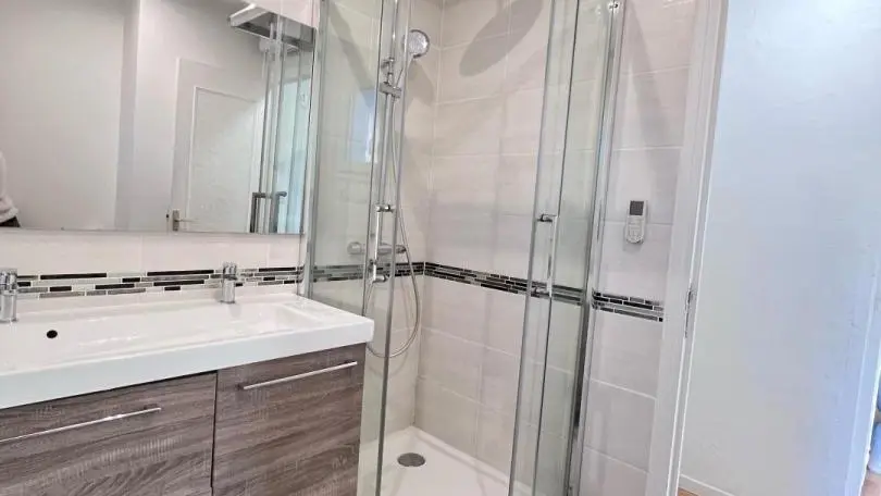 Salle d'eau : Vasque double, douche 90*90 et WC